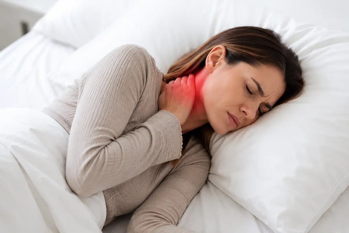 Persona con molestia cervical al despertar